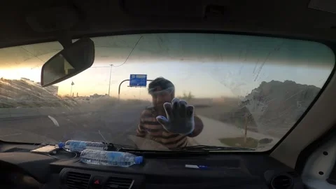 Street Worker Cleaning Car Windshield at Sunset 스톡 동영상 333050520