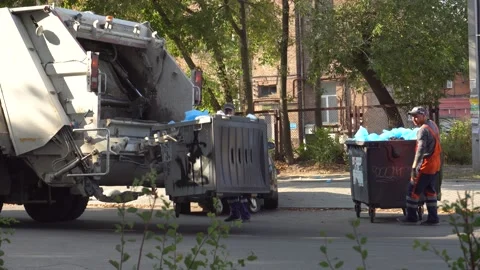 Street workers take out garbage to load waste Stock Footage 139504311