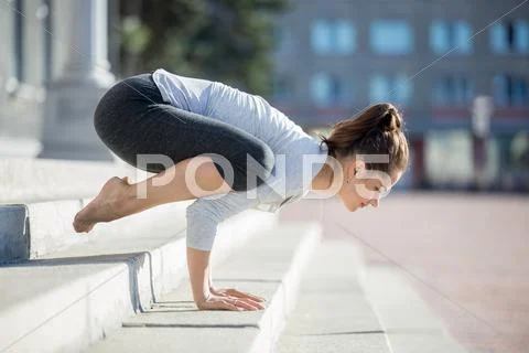 Street yoga: bakasana Stock Photos