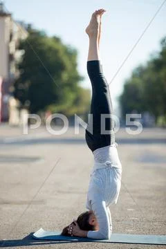 Street yoga: salamba sirsasana pose Stock Photos