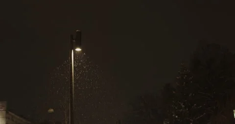 Streetlight illuminating falling snow on a cold winter night Stock-Footage 327090660