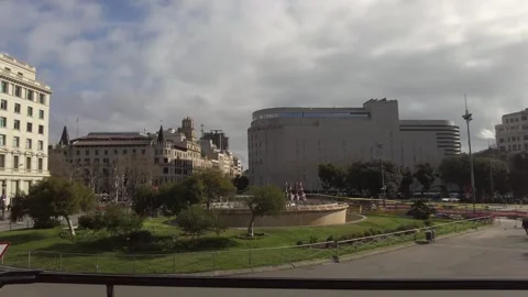 The streets of Barcelona from top of a bus Vidéo 299952914