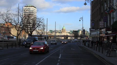 Streets of Dublin with Dublin Customs House in the distance Stock-Footage 44895842