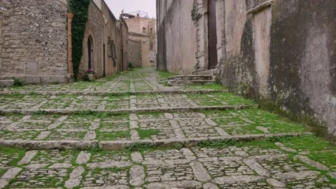 Streets of Erice, Sicily. Small touristic  town on the mountain. Vídeo Stock 144356505