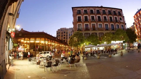 Streets of Madrid at night Vídeos de archivo 70069858