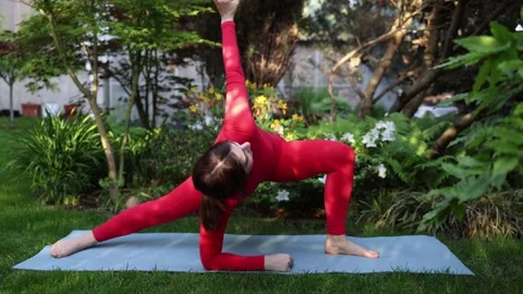 Strength and flexibility through yoga 库存影片 336780639