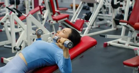 A strength training with bench press highlights a womans determination and focus Foto stock