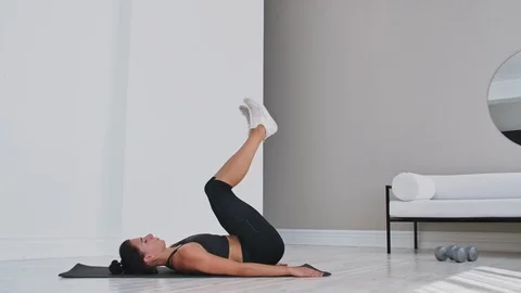 Strength training body weight workout woman athlete doing Flutter Kicks Stock Footage 116554204