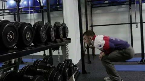 Strength training in the gym on simulators Vídeo Stock 62366995
