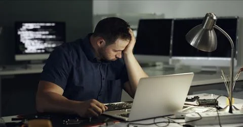 Stress, man and programming with laptop at office for coding error, data lo.. 库存照片