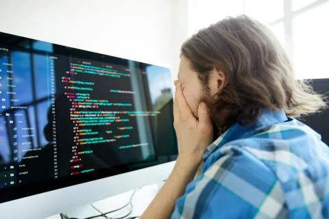 Stressed computer programmer in front of computer Foto stock