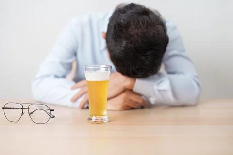 Stressed man drinking beer alone with problem. Exhausted drunk man looking .. Foto stock