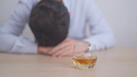 Stressed man drinking cognac alone with problem. Exhausted drunk man lookin.. Vídeo Stock 339639504