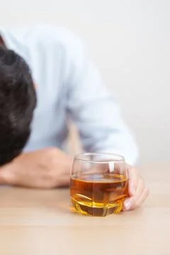 Stressed man drinking cognac alone with problem. Exhausted drunk man lookin.. Foto stock