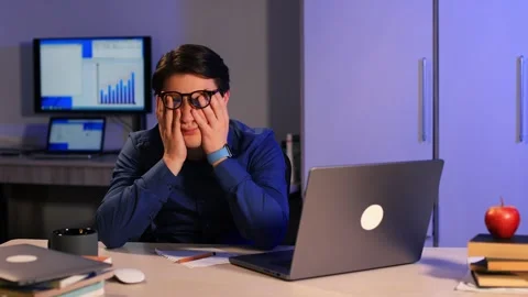 Stressed man middle-aged exhausted overworked businessman laptop working problem Vidéo 262059657