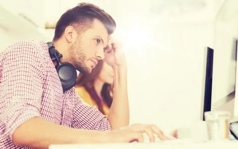 Stressed software developer at office Stockfoto's