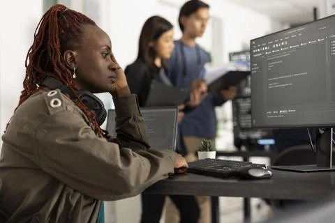 Stressed Woman Programmer Debugging App Scripts Stock-Fotos