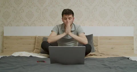 Stressed young man looks at the computer and is very stressed Vidéo 196872592