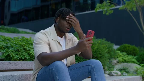 Stressed young man reading bad news on phone 스톡 동영상 317004018