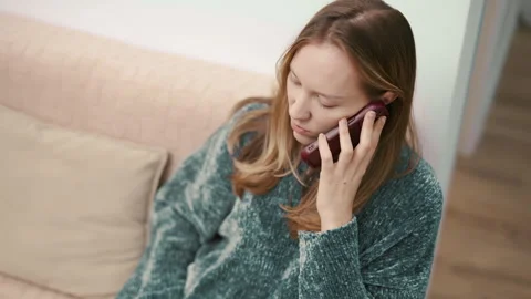 Stressed young woman having difficult phone conversation Vidéo 340925764
