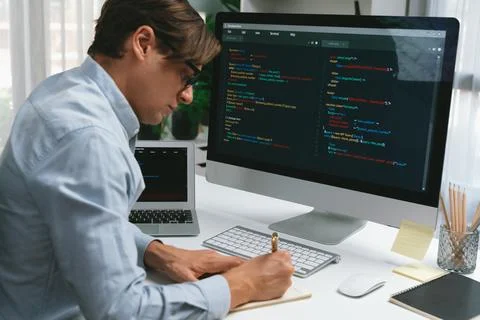 Stressful IT analyzing online software information writing memo list. Pecuniary. Stockfoto's