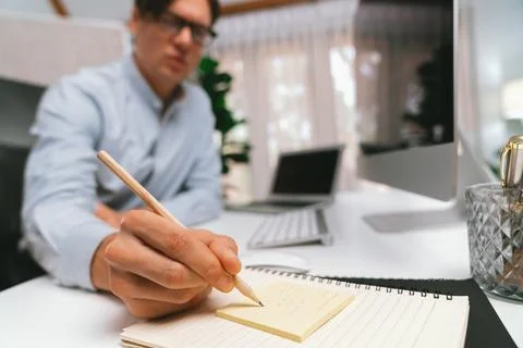 Stressful IT analyzing online software information writing memo list. Pecuniary. Stockfoto's