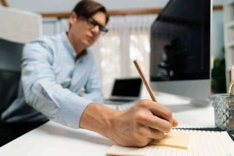 Stressful IT analyzing online software information writing memo list. Pecuniary. Foto stock