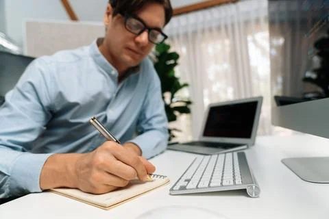 Stressful IT analyzing online software information writing memo list. Pecuniary. Stockfoto's
