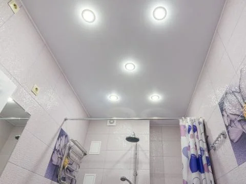 Stretch ceiling in the bathroom Foto stock