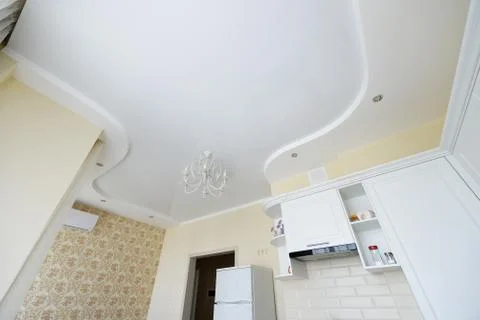 Stretch ceiling in the kitchen. Stretch ceiling white and complex shape Foto stock