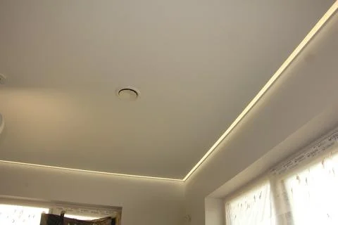 Stretch ceiling with led strip lighting and round vent Foto stock
