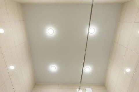 Stretch ceiling in a small bathroom Foto stock