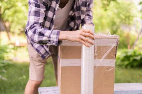 Stretch wrap roll, man packing the box for shipping Foto stock