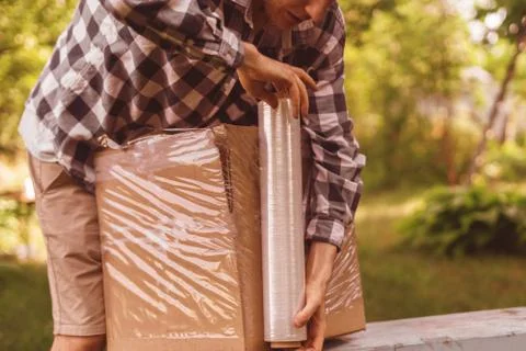 Stretch wrap roll, man packing the box for shipping Foto stock