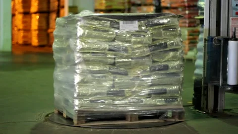 Stretch Wrapping Machine for pallets in factory Vidéo 152111350