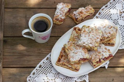 Streusel pie stuffed with rose jam, served with coffee. Rustic style. Foto stock