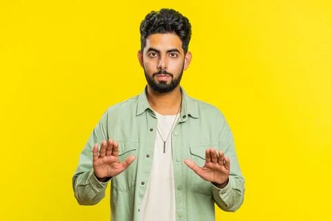 Strict Indian man warning hands gesture, saying no, be careful, advice to avoid Foto stock