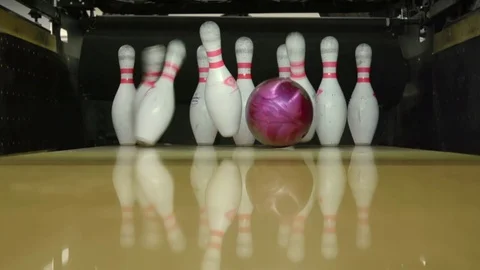 Strike bowling close up in slow motion Video stock 77876383