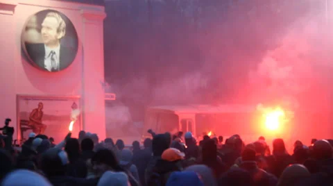 Strike in Ukraine - protesters set fire to police bus with Molotov cocktails Video stock 34857874