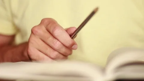 Striking a book with pencil 動画素材 75026017
