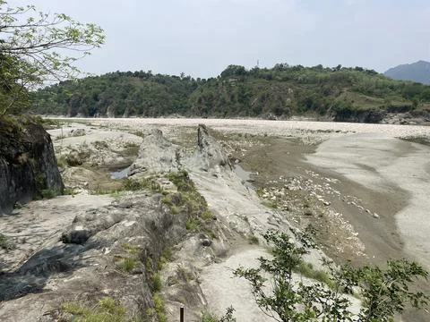 Striking erosion patterns carved by the fast-flowing Beas River in Nadaun, .. Foto stock