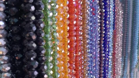 String of beads in various colors. yellow red, blue, green Foto stock