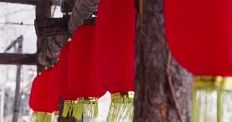 A string of big red lanterns swaying in the wind Video stock 256865297