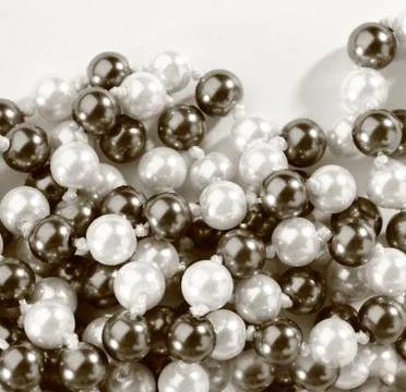 String of black and white pearl in toning Stockfoto's