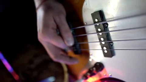 String electric bass guitar. close-up of the performer's hands Vídeo Stock 125355812