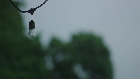 String light bulb sways from wire close up from a backyard scene Vídeos de archivo 251226672