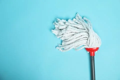 String mop on light blue background, top view. Space for text Foto stock