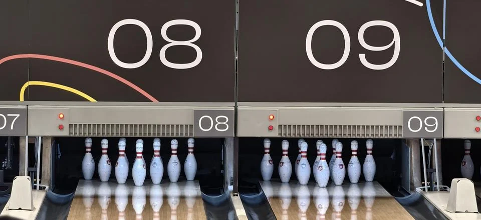 A string pin bowling setup Stockfoto's