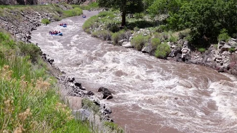 A string of rafters handle rapids like champions on the Arkansas river. Vidéo 110722621