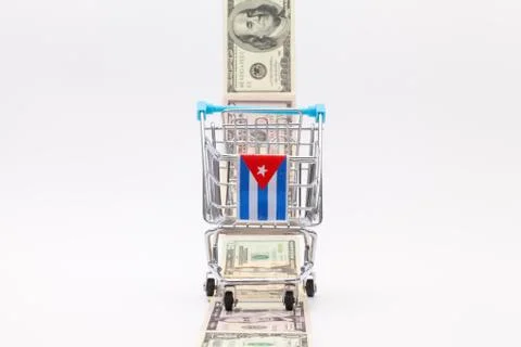 Strip of different us dollar banknotes and empty shopping trolley 库存照片